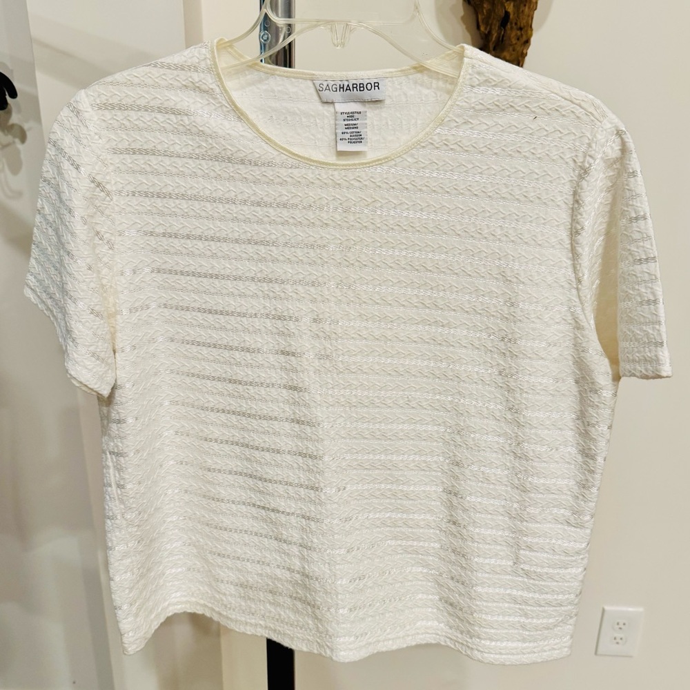 Size M vintage textured white tee shirt preppy cotton polyester blend